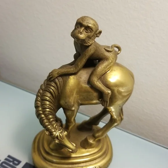 Statue - Picture 4 of 5